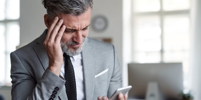 Persona frustada por que su compañia esta fracasando.